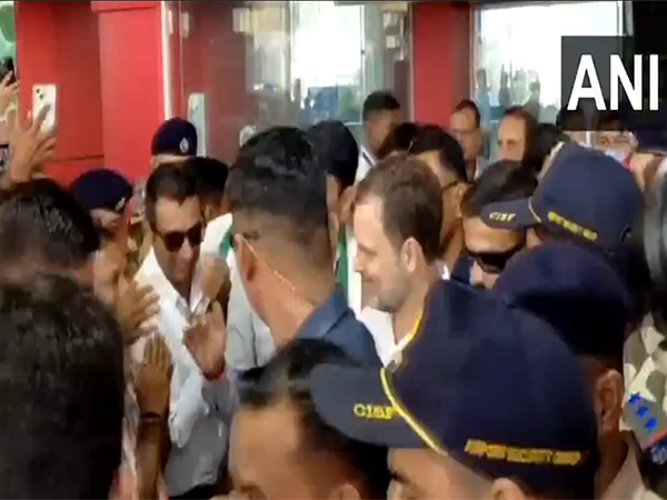 Rahul Gandhi receive a grand welcome at Vadodara today. (PhotoANI)