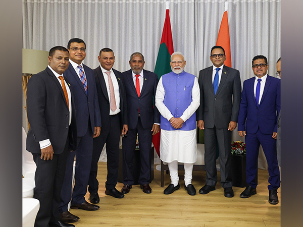 PM Modi with members of different political parties of Maldives (Photo/ X@narendramodi)
