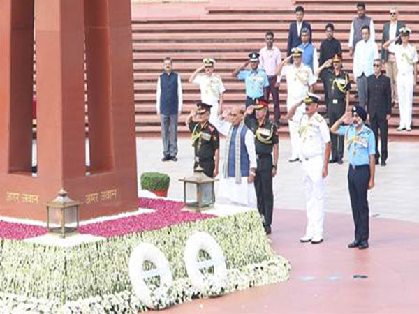 Defence Minister Rajnath Singh laid wreath and paid homage to the fallen heroes at the National War Memorial (NWM) in New Delhi. (Photo/PIB)