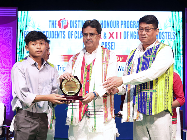 Tripura CM Manik Saha felicitating student at Rabindra Bhawan, Agartala (Photo: Tripura CMO)