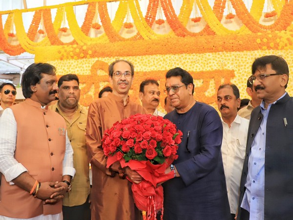 Raj Thackeray greets Uddhav Thackeray (Photo/ShivSenaUBT_)
