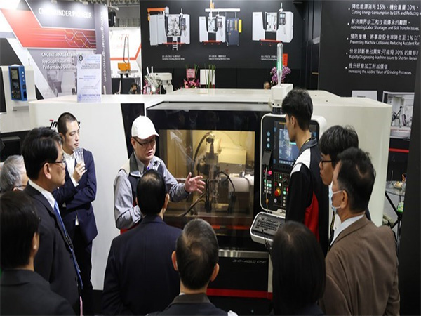 Visitors to the Taipei International Machine Tool Show listen to a product presentation (Image: X@Focus_Taiwan)