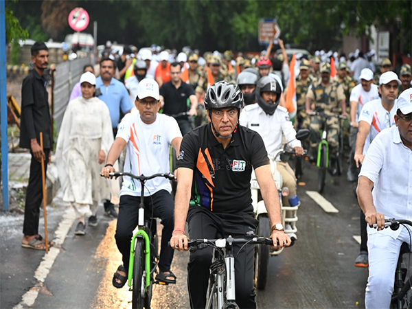 Mansukh Mandaviya cycling during Fit India Sundays on Cycle (Photo: SAI Media)