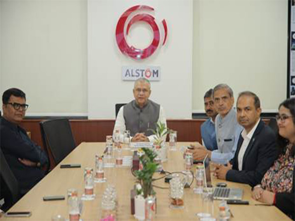 Union Minister Ashwini Vaishnaw during meeting at Savli facility in Vadodara (Photo: PIB)