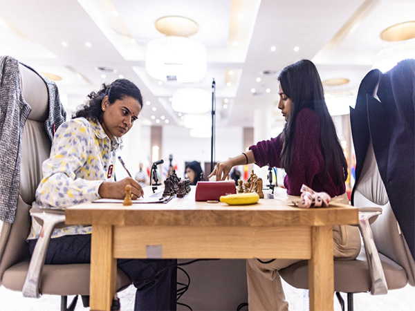 Indian chess players Koneru Humpy (L) and Divya Deshmukh (R). (Photo: X/@FIDE_chess)