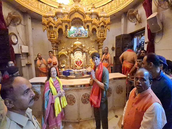 Actor Sidharth Malhotra and his mother (Image source: Instagram)