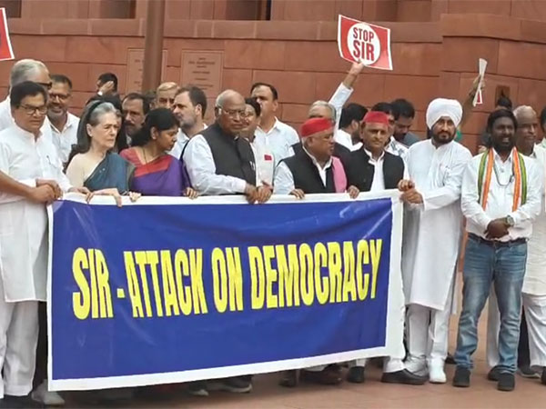 Kharge, Rahul, Sonia, Akhilesh join Opposition protest over SIR issue (Photo/ANI)