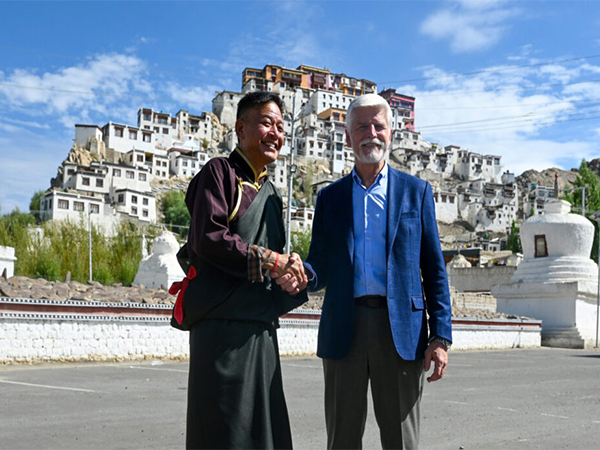 Czech President with Tibet delegation (Image: X/@CTA_TibetdotNet)