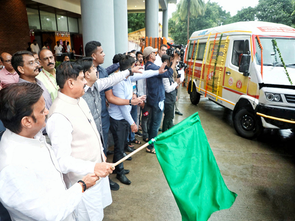 MP CM Mohan Yadav flagging of the hearse vehicle (Photo/X @DrMohanYadav51)