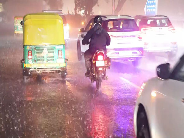 Rain lashes parts of the national capital on Monday. (Photo/ANI)