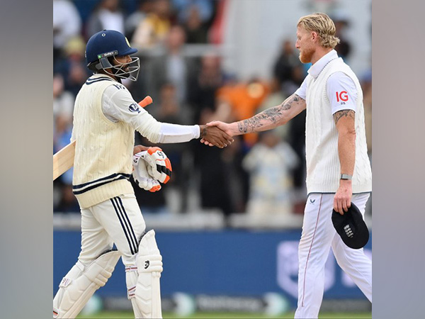 Ravindra Jadeja and Ben Stokes shaking hands. (Photo: X/@englandcricket)