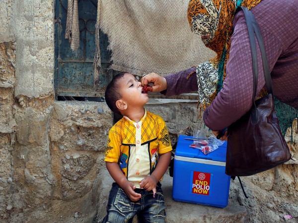 A health worker administers polio drops to a child in Pakistan as WHO warns of cross-border transmission risks (Photo/Reuters)