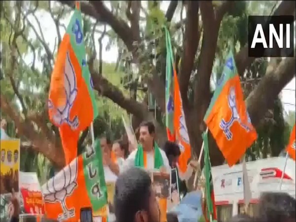 BJP leaders hold protest over shortage of fertilisers in Tumakuru. (PhotoANI)