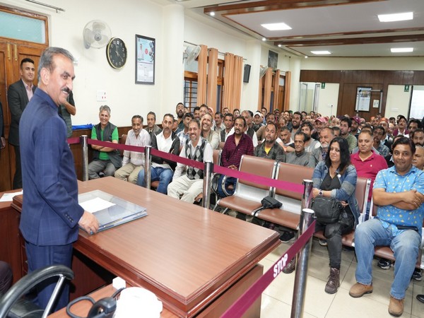 Himachal Pradesh CM Sukhvinder Singh Sukhu meets 'Seb Utpadak Sangh' delegation (Photo: ANI) 