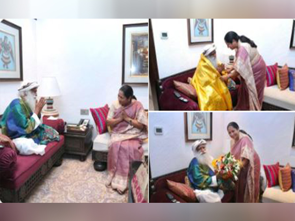 Delhi CM met spiritual leader Sadhguru Jaggi Vasudev (PhotoX/ @gupta_rekha)