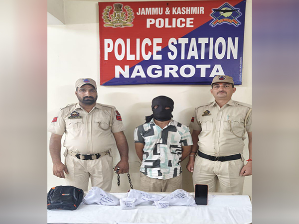 Nagrota Police apprehended terror associate during checking (Photo/ Jammu Kashmir Police)