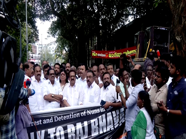 Kerala Congress holds protest against arrest of two nuns (Photo/ANI)