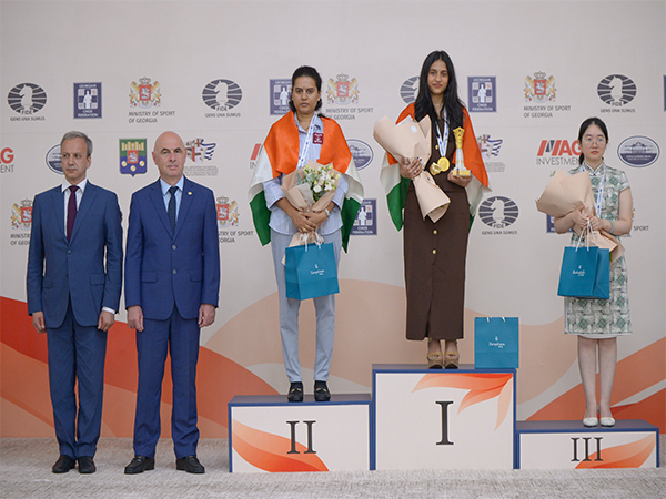 Indian chess grandmasters Koner Humpy (L) and Divya Deshmukh (M). (Photo: X/@sachin_rt)