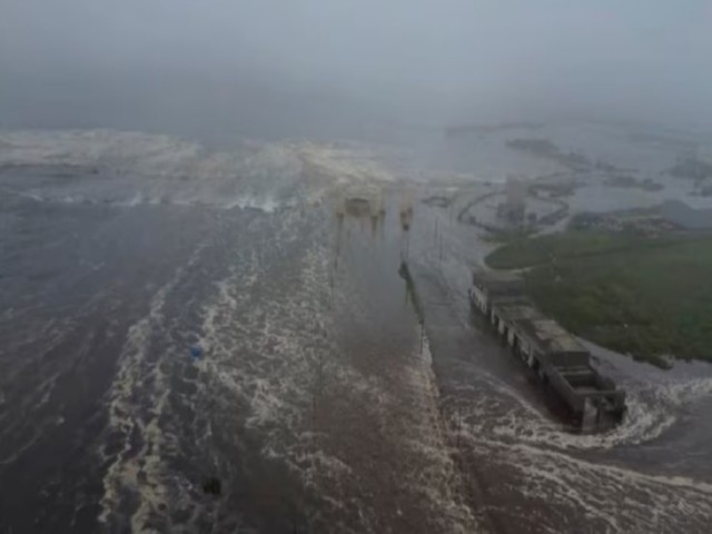 Tsunami waves flood in Russia (Image/Reuters)