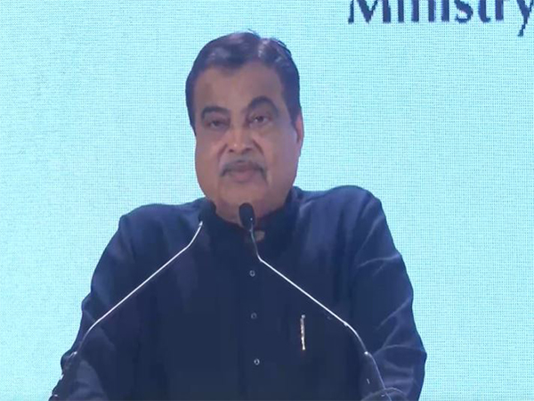 Nitin Gadkari unveils 'Threaded Tales Of Vidarbha' (Photo/ANI)