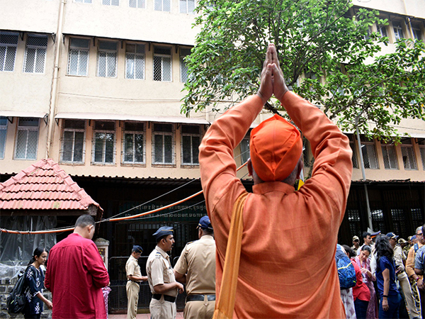 Sameer Kulkarni, one of the accused in the 2008 Malegaon blast case outside Mumbai Session court after being acquitted by a special NIA court (Photo/ANI)