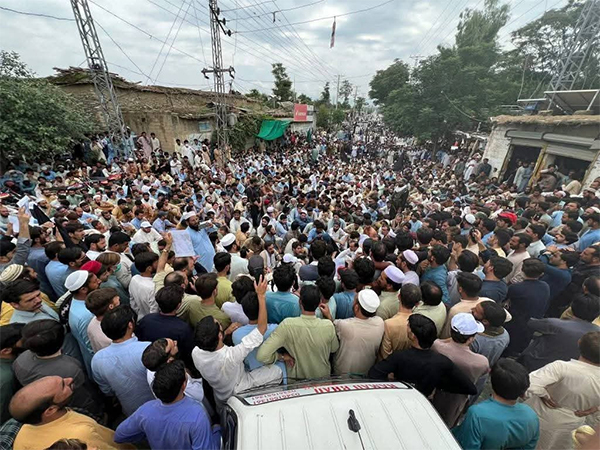 Protesters gather at Umary Chowk in Bajaur’s Lowi Mamund tehsil to oppose the ongoing military operation and curfew imposed without prior notice (Image: X/@Durand_Dispatch)