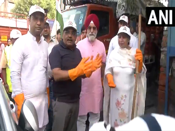 Delhi Mayor Raja Iqbal Singh, BJP MLA Satish Upadhyay participates in Swachh Bharat Mission in Green Park area of Delhi. (PhotoANI)