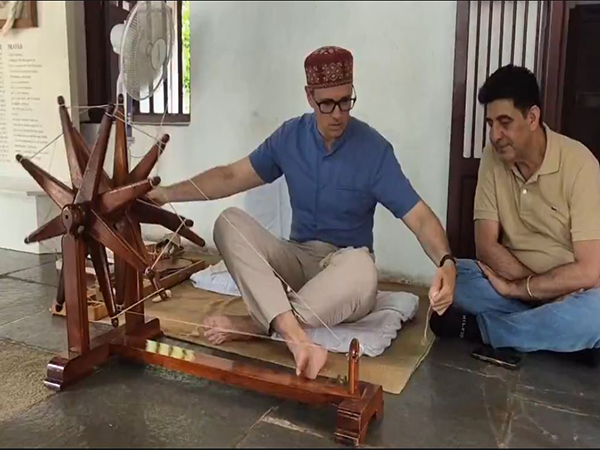 J&K CM Omar Abdullah spinning Charkha in the Sabarmati Ashram (Photo/X Omar Abdullah))