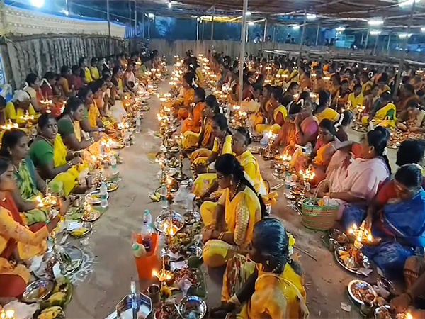 Devotees participating in the 'Thiruvilakku Pooja' in Mudukulathur of Tamil Nadu's Ramanathapuram District (Photo/ANI)