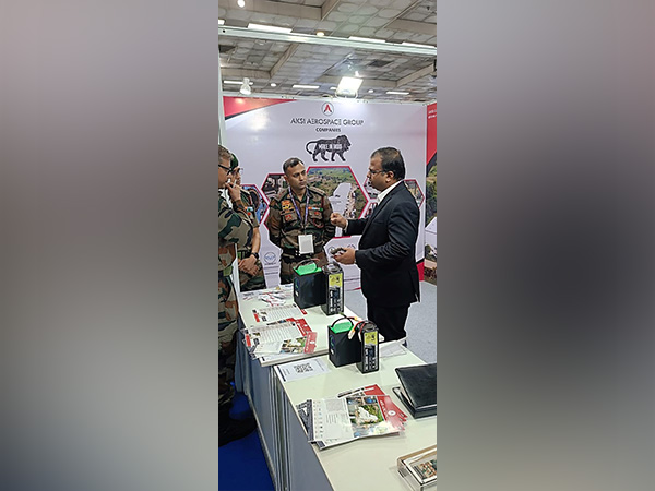 Mr. Pankaj Akula, MD, AKSI Aerospace explaining the LiHi Smart Batteries to senior defence personnel at International Drone Expo 2025.