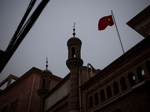 The Chinese national flag flies over a mosque in the old city in Kashgar, Xinjiang Uyghur Autonomous Region, China (Photo/Reuters) The Chinese national flag flies over a mosque in the old city in Kashgar, Xinjiang Uyghur Autonomous Region, China (Photo/Reuters)