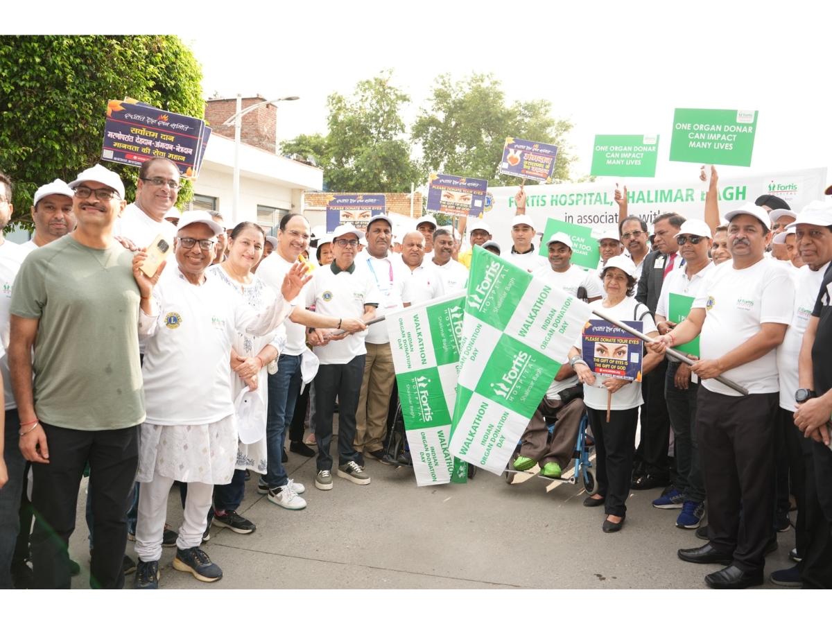 Dr Naresh Kumar Goyal, Principal Director & HOD, Cardiology & Heart Failure Programme, Fortis Hospital – Shalimar Bagh flagging of the Marathon