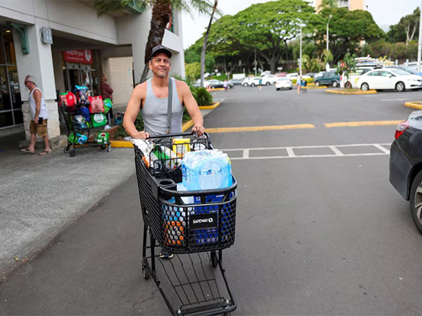 Hawaii man hoards supplies as tsunami fear gripped area post 8.8 earthquake (Image/Reuters)
