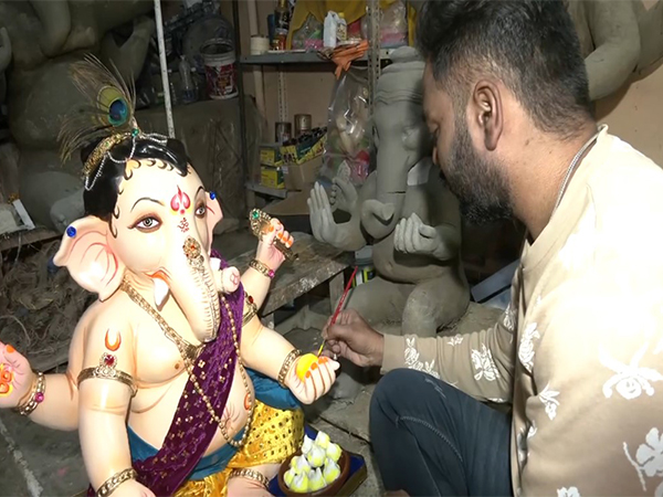 Ganesh idol under making in Chitar Oli (Photo/ANI)