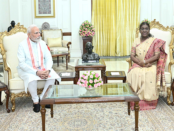  Prime Minister Narendra Modi with  President Droupadi Murmu (Photo/X@rashtrapatibhvn)