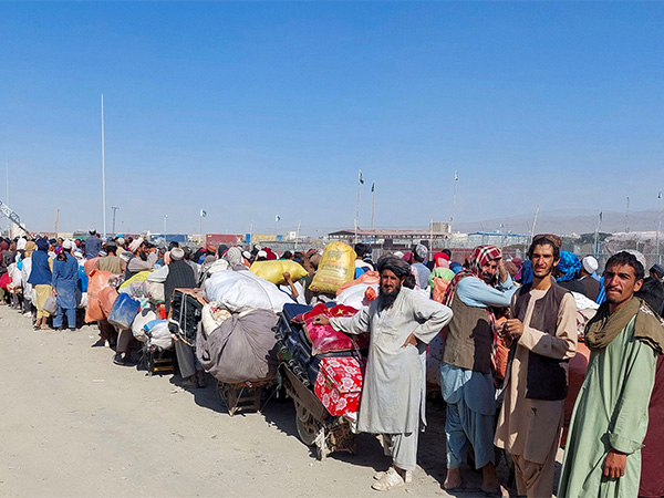 Afghan citizens wait with their belongings to cross into Afghanistan in 2023 (File Photo/Reuters)