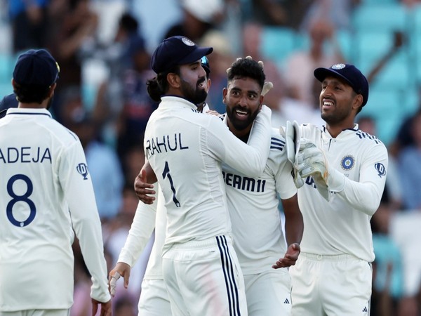 Mohammed Siraj celebrating with India players (Photo: @BCCI/X) 