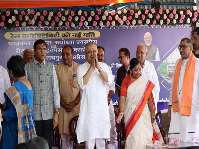 Union Ministers Ashwini Vaishnaw and Mansukh Mandaviya flag off new train from Bhavnagar (Photo-PIB) 