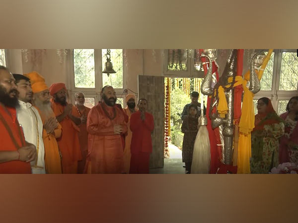  Mahant Deependra Giri leads the sacred Chhari Mubarak procession from Srinagar to Amarnath cave (Photo/ANI) 