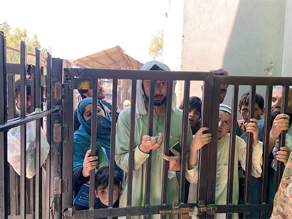 Recently released Afghan detainees, including women and children, arrive at Torkham border after being repatriated from Pakistani prisons (Photo/Reuters)