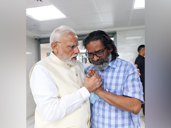 PM Modi with Jharkand Chief Minister Hemant Soren at Sir Ganga Ram hospital (Photo/@narendramodi)