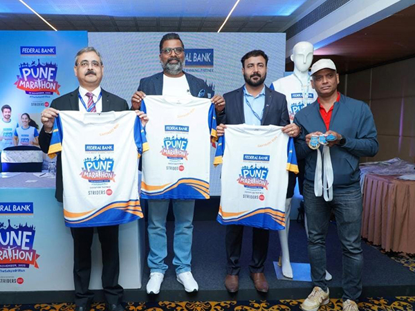 Organisers with Pune Marathon T-Shirt (Photo: Federal Bank)