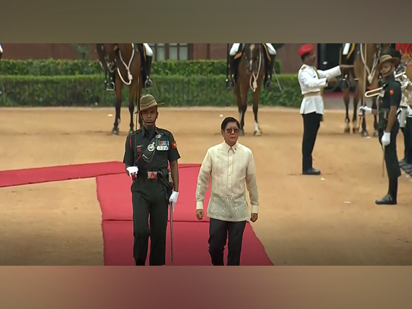 Philippine President accords ceremonial welcome at Rashtrapati Bhawan (Photo/DD News) Philippine President accords ceremonial welcome at Rashtrapati Bhawan (Photo/DD News)