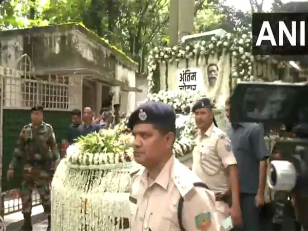 Shibu Soren's remains taken from Ranchi home to State Assembly. (Photo/ANI)