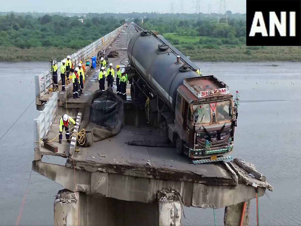 Truck stuck on Anand's Gambhira bridge (Photo/ANI)