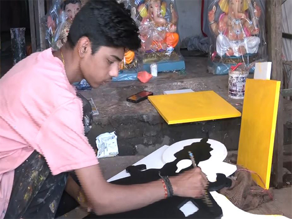 Artisans working on idol making process (Photo/ANI)