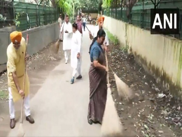 Delhi Chief Minister Rekha Gupta participates in a cleanliness drive in the Timarpur (Photo/ANI)