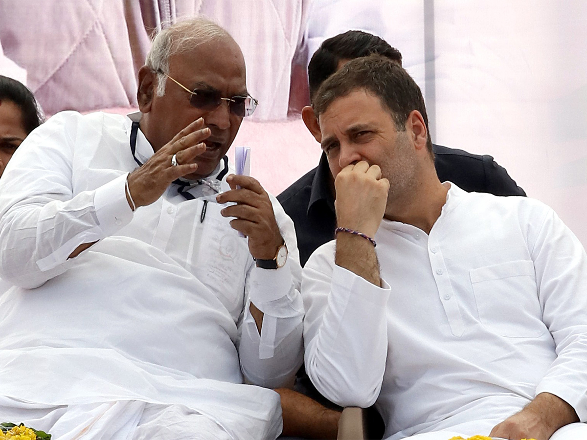 Congress president Mallikarjun Kharge (left) and party leader Rahul Gandhi (File photo: ANI)