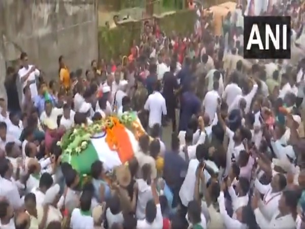 Former Jharkhand CM Shibu Soren's mortal remains taken for last rites in his native village Nimra. (PhotoANI)