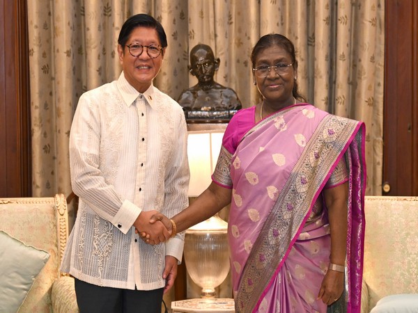 President Droupadi Murmu receive Philippines' President Ferdinand Romualdez Marcos Jr. at Rashtrapati Bhavan. (Photo credit- x/@rashtrapatibhvn)